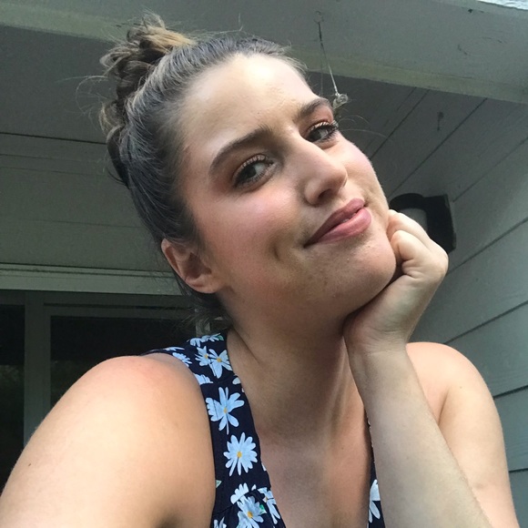 Meet your Posher, Alli - Picture 2 of 3